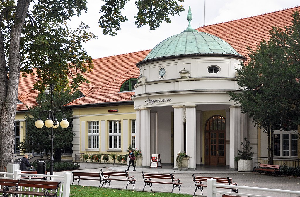 Dom Zdrojowy – wejście do pijalni w Polnicy Zdroju | Willa Polanica Villa Polanica