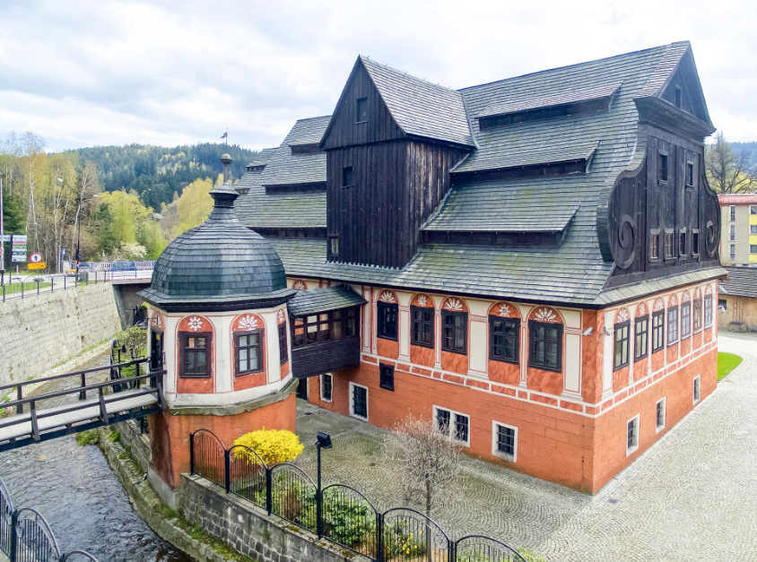 Zabytkowy budynek Muzeum Papiernictwa w Dusznikach-Zdroju