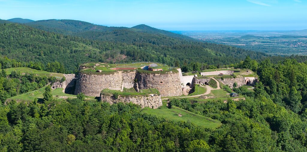 Panorama Twierdzy Srebrna Góra i otaczających ją fortyfikacji widziana z lotu ptaka