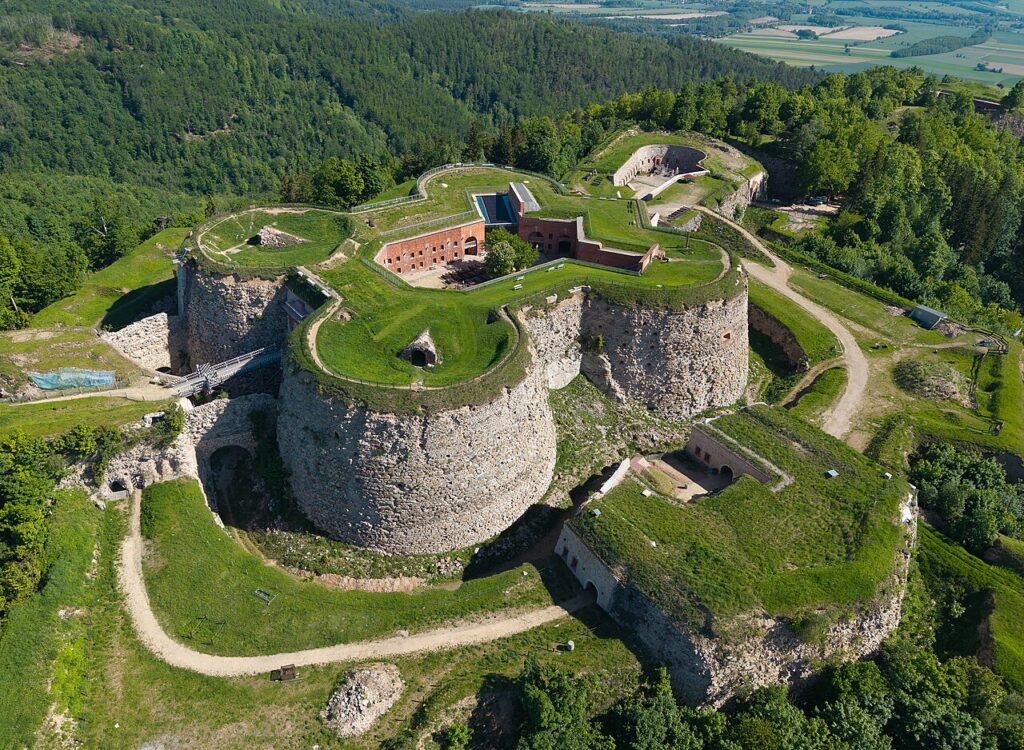 Donżon, czyli główny fort Twierdzy Srebrna Góra, z potężnymi murami obronnymi
