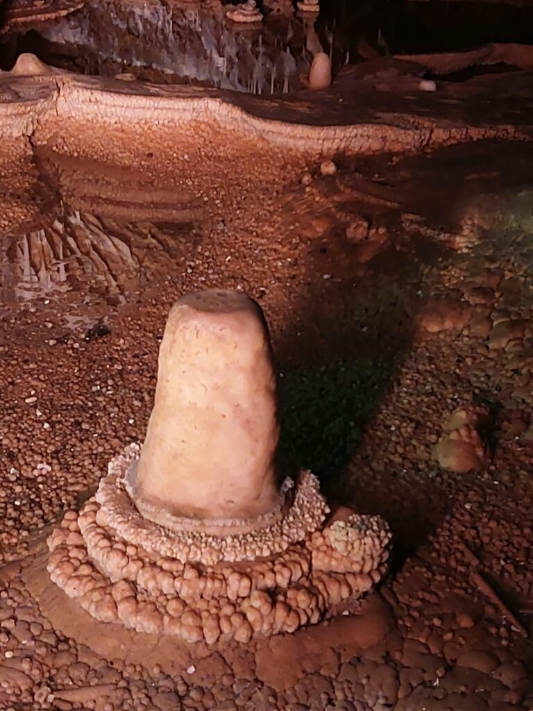 Stalagmit otoczony wapiennymi naciekami w Jaskini Niedźwiedziej w Kletnie