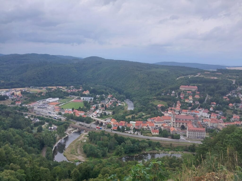 Panorama Barda i otaczających je Gór Bardzkich widziana ze wzgórza z krzyżem.